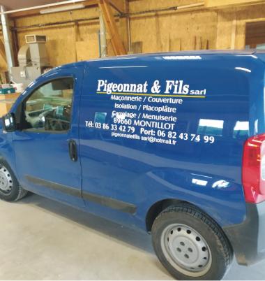 Marquage texte sur camionnette artisan